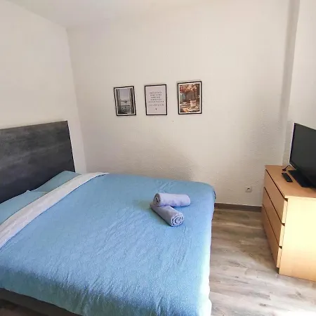 Azema : Cocon Tranquille Avec Terrasse Proche Du Centre Apartment