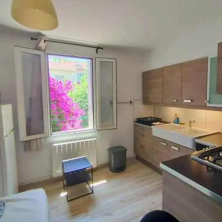 Azema : Cocon Tranquille Avec Terrasse Proche Du Centre Apartment *