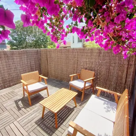 Azema : Cocon Tranquille Avec Terrasse Proche Du Centre Apartment